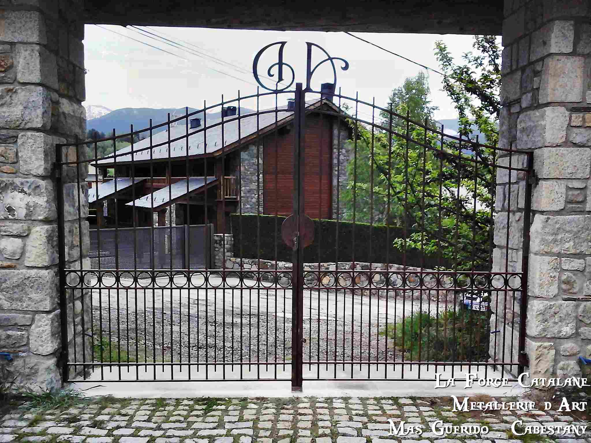 portail 2 vantaux rouille vernis motifs ronds forge catalane.jpg